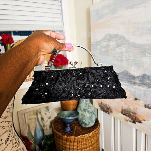 VTG Black Satin Embroidered Sequins Detail Clasp Statement Clutch. - Picture 15 of 15